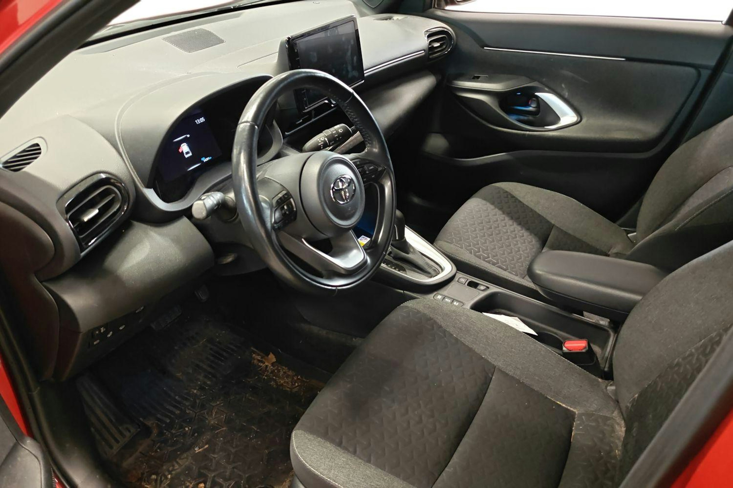 punainen Toyota Yaris Cross 2022 kuva 3.