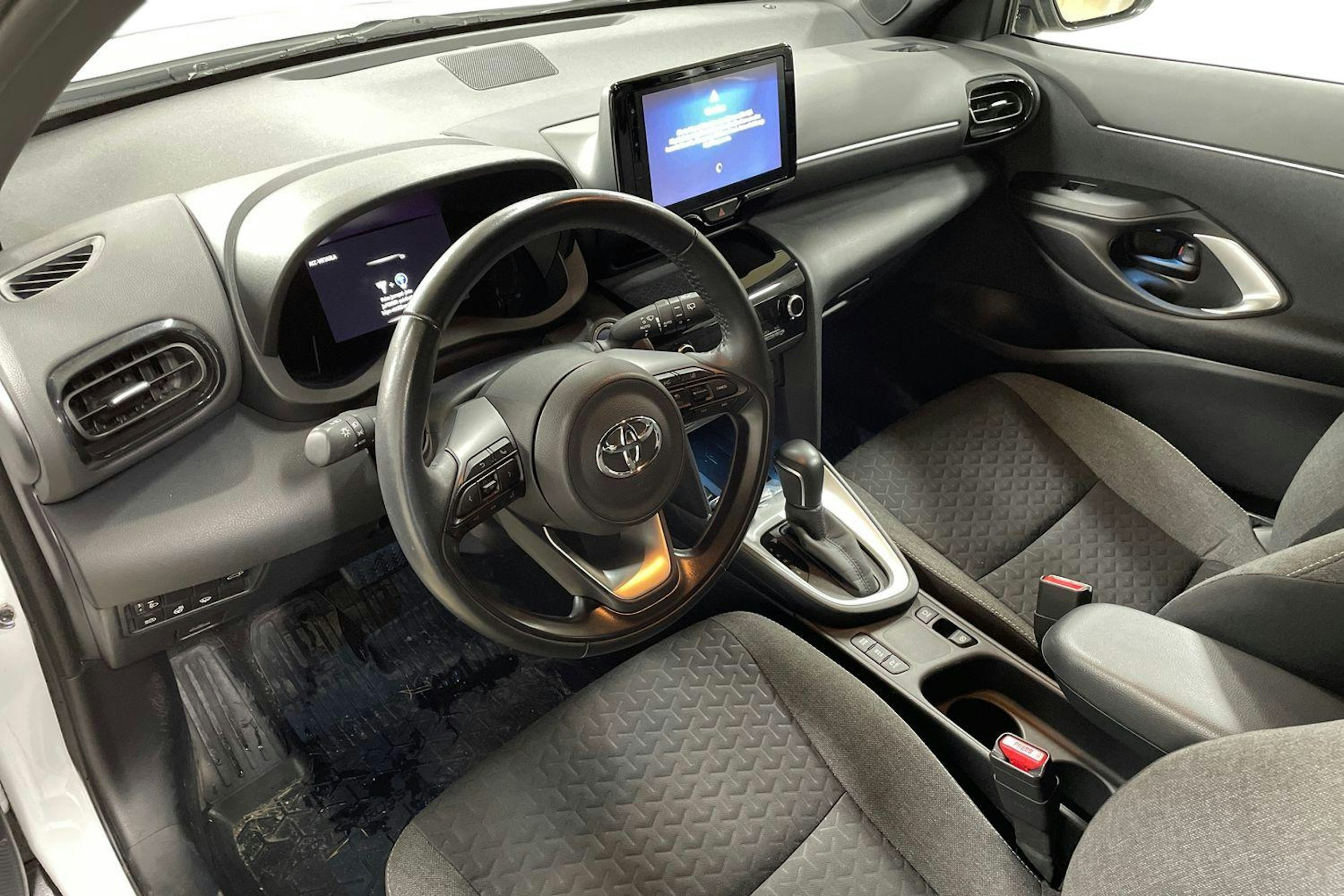 Valkoinen Toyota Yaris Cross 2022 kuva 7.