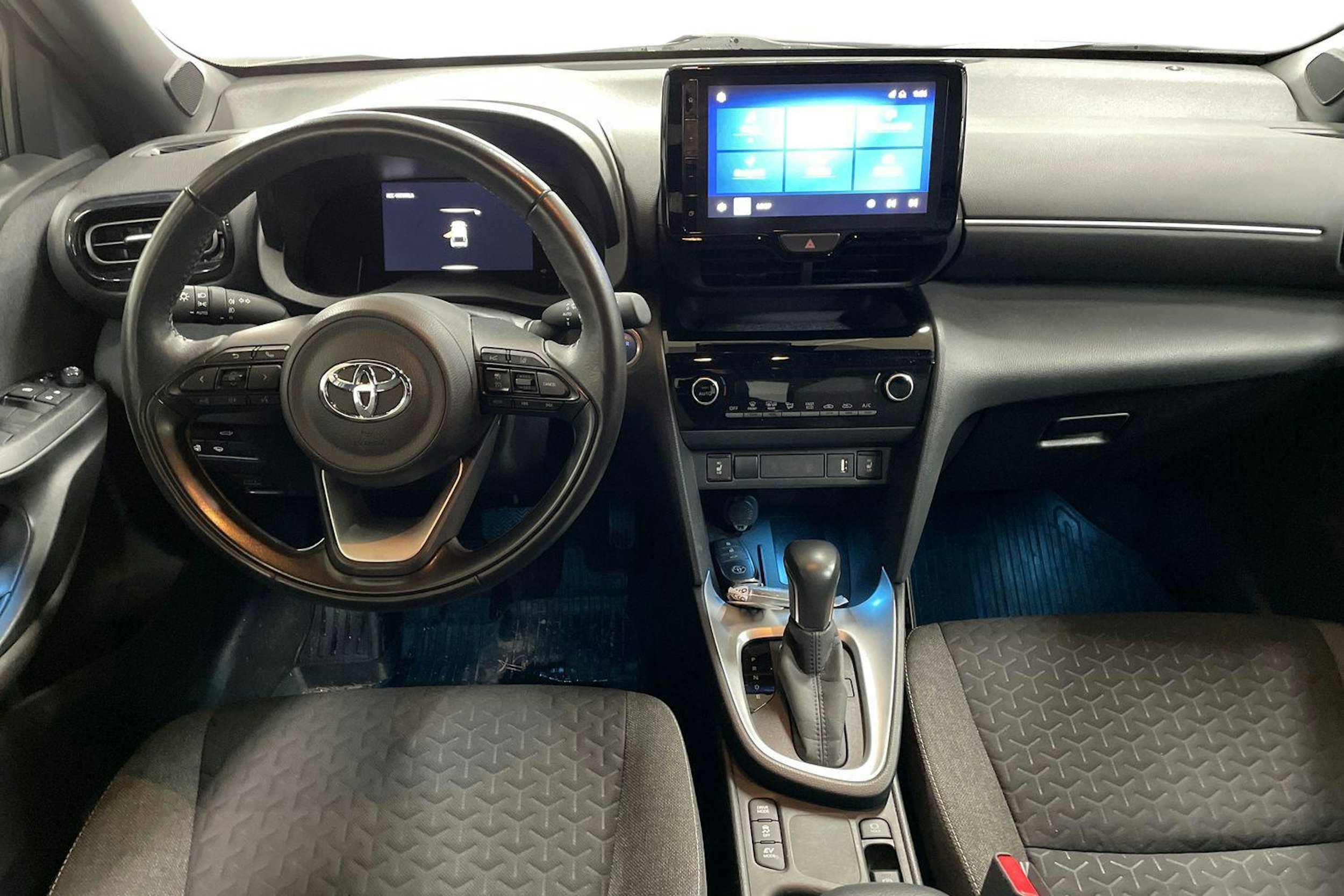 Valkoinen Toyota Yaris Cross 2022 kuva 9.