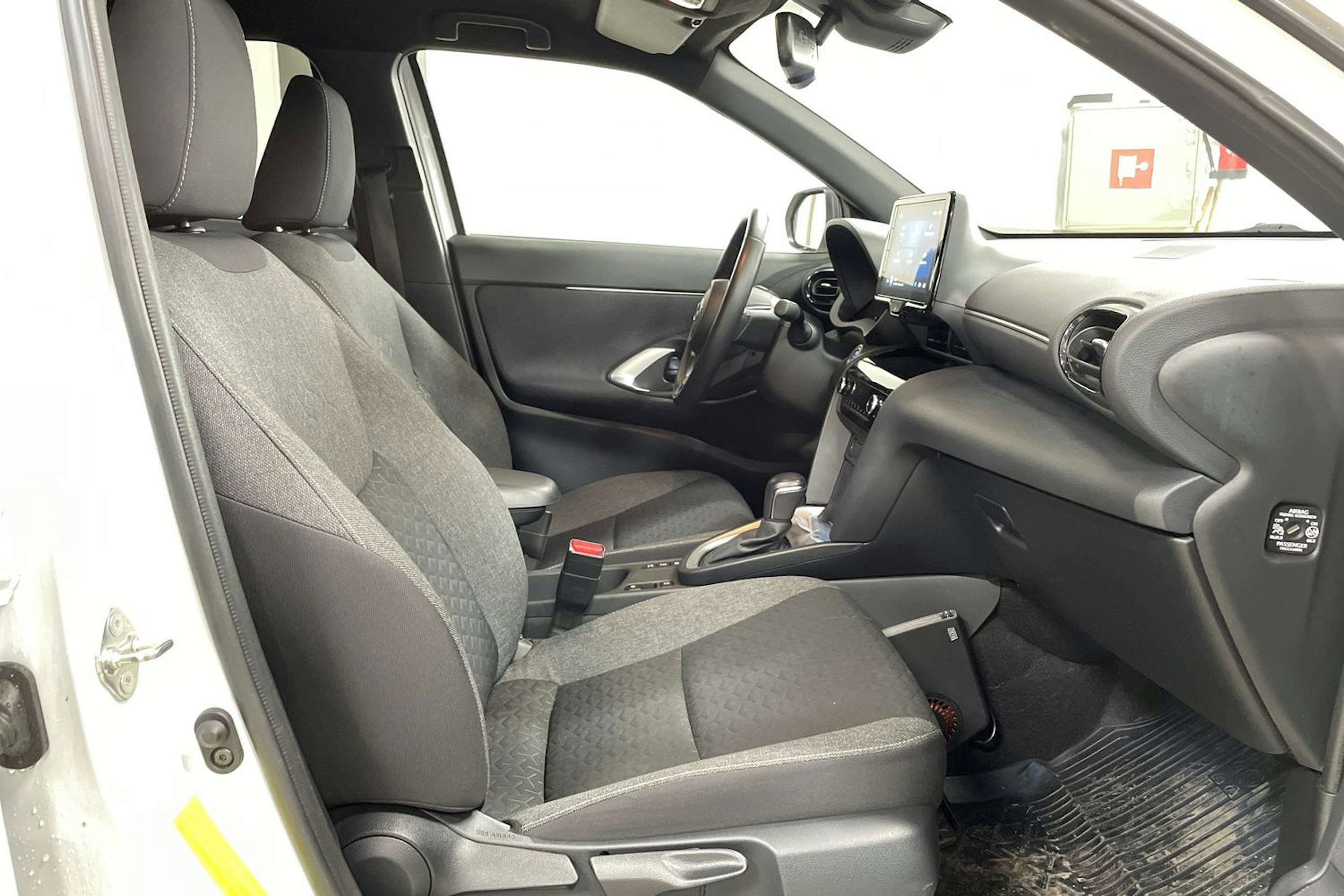 Valkoinen Toyota Yaris Cross 2022 kuva 14.