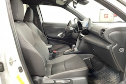 Valkoinen Toyota Yaris Cross 2022 kuva 14.