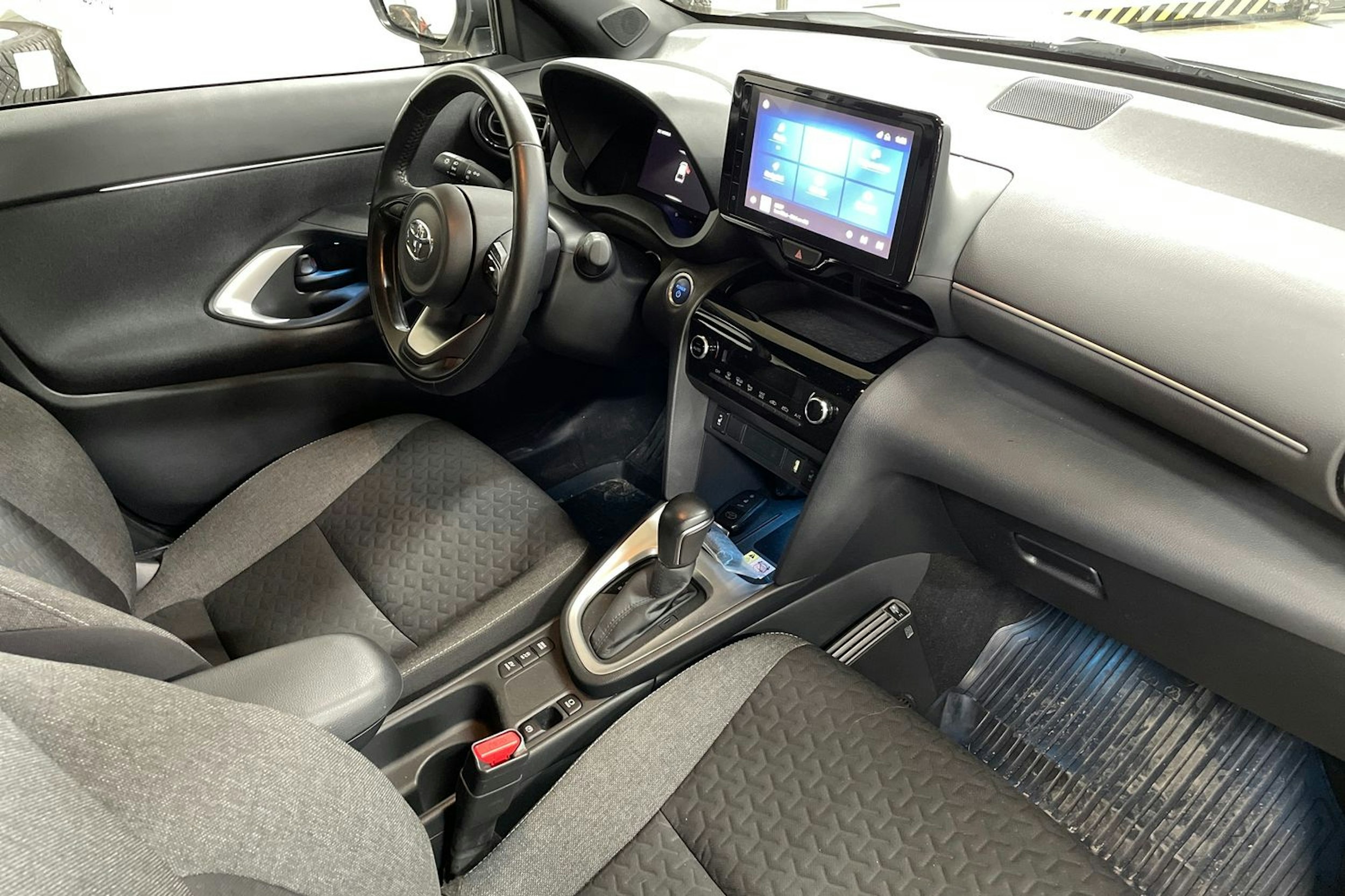 Valkoinen Toyota Yaris Cross 2022 kuva 15.