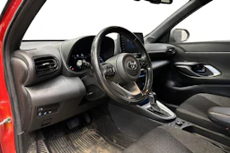 punainen Toyota Yaris Cross 2022 kuva 3.
