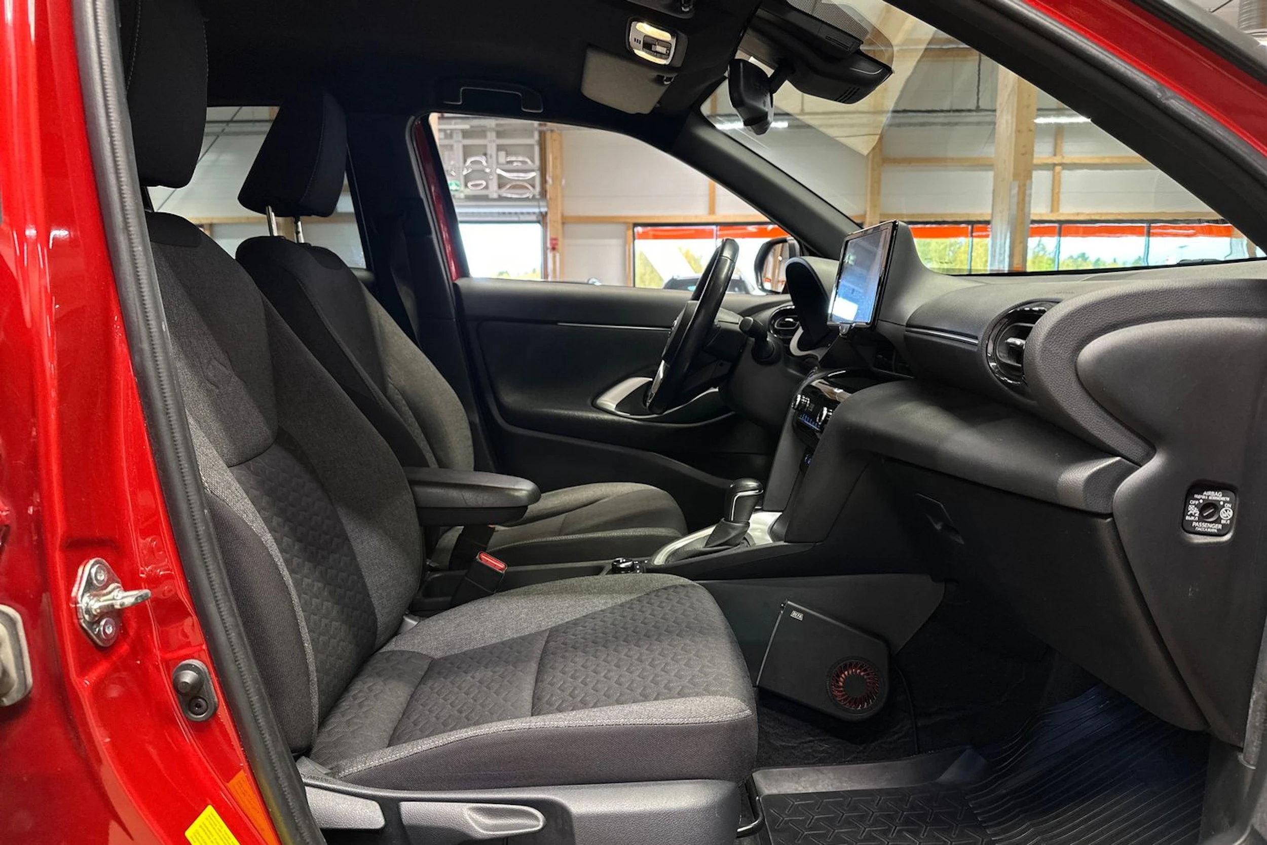 punainen Toyota Yaris Cross 2022 kuva 11.