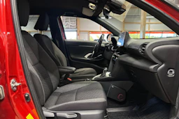 punainen Toyota Yaris Cross 2022 kuva 11.