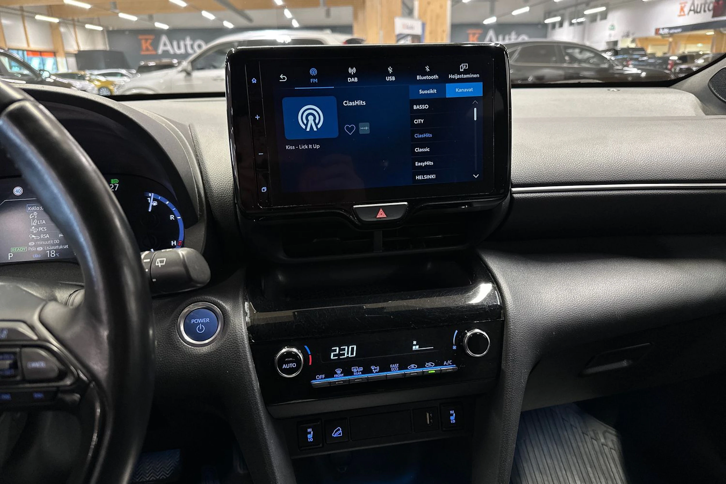 punainen Toyota Yaris Cross 2022 kuva 15.