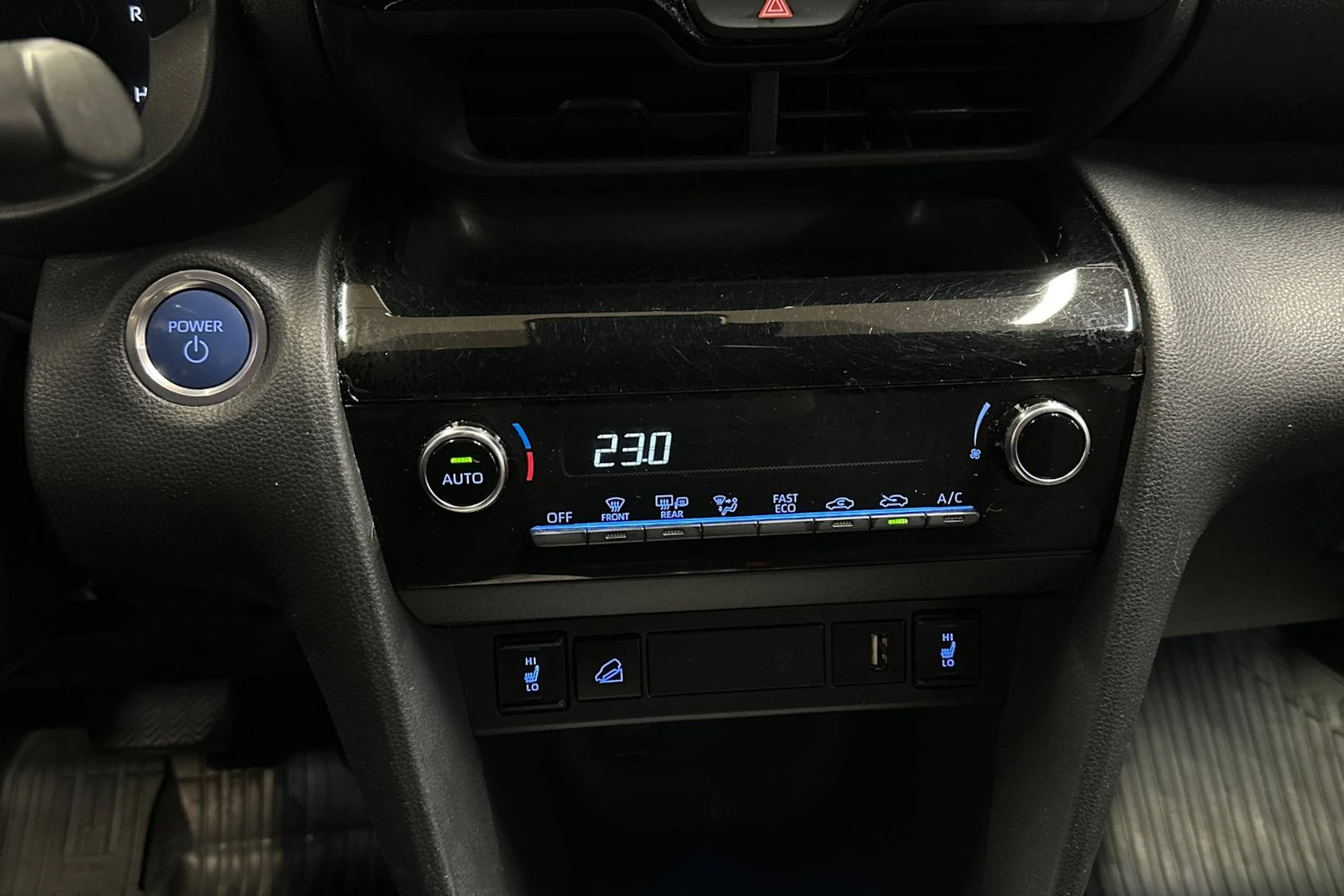 punainen Toyota Yaris Cross 2022 kuva 16.