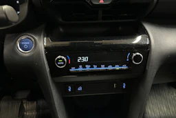 punainen Toyota Yaris Cross 2022 kuva 16.