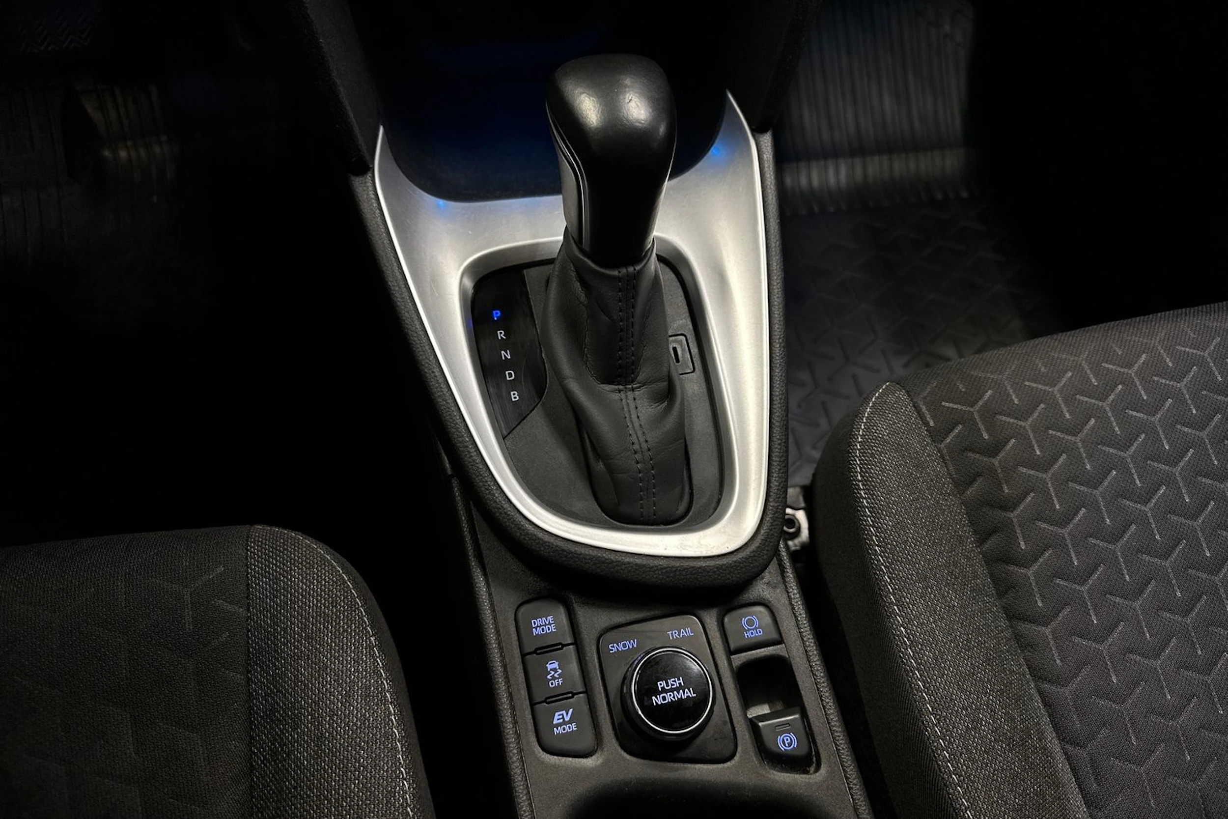 punainen Toyota Yaris Cross 2022 kuva 17.