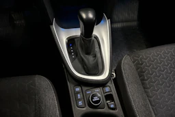 punainen Toyota Yaris Cross 2022 kuva 17.