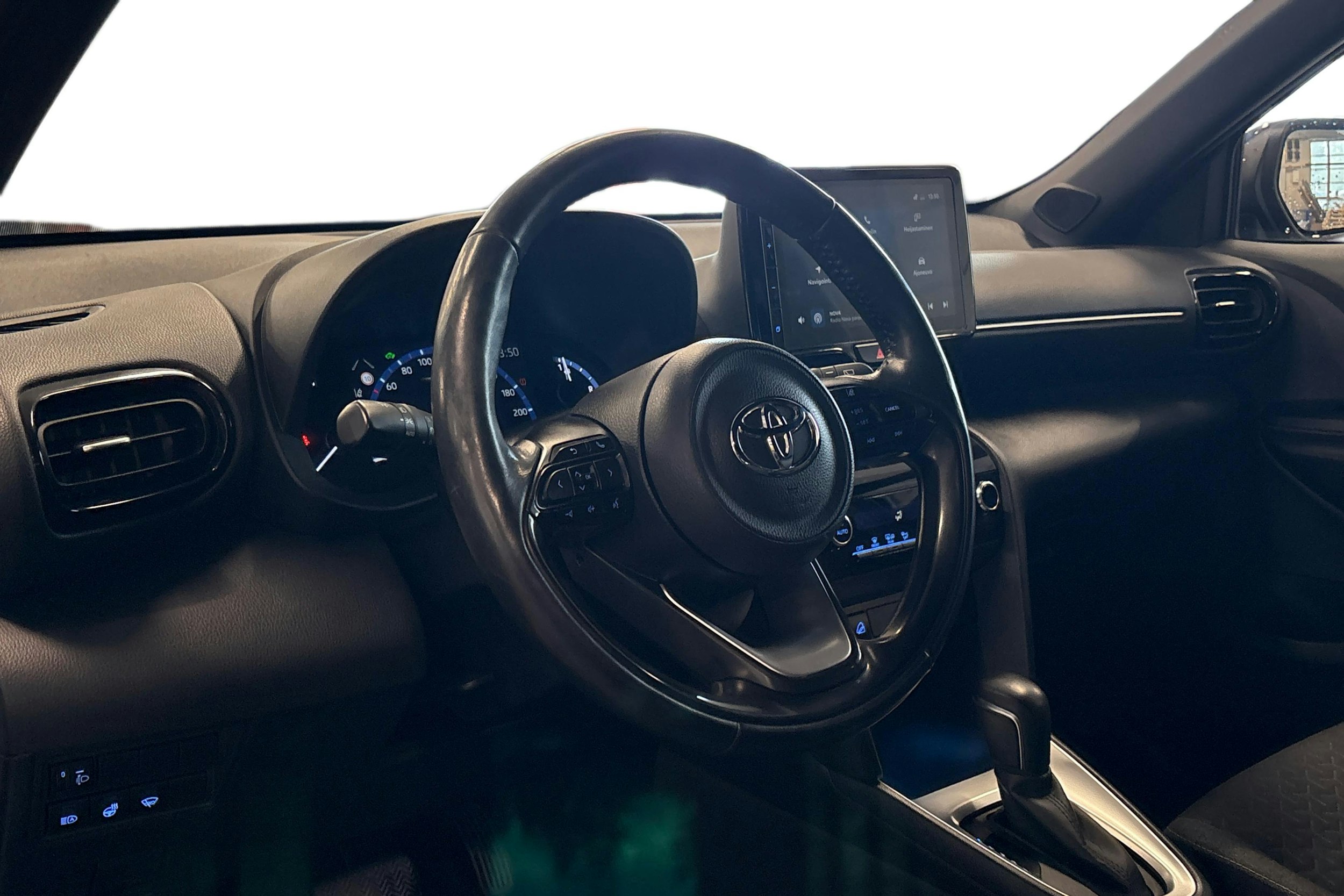 sininen Toyota Yaris Cross 2022 kuva 3.