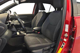 punainen Toyota Yaris Cross 2022 kuva 7.