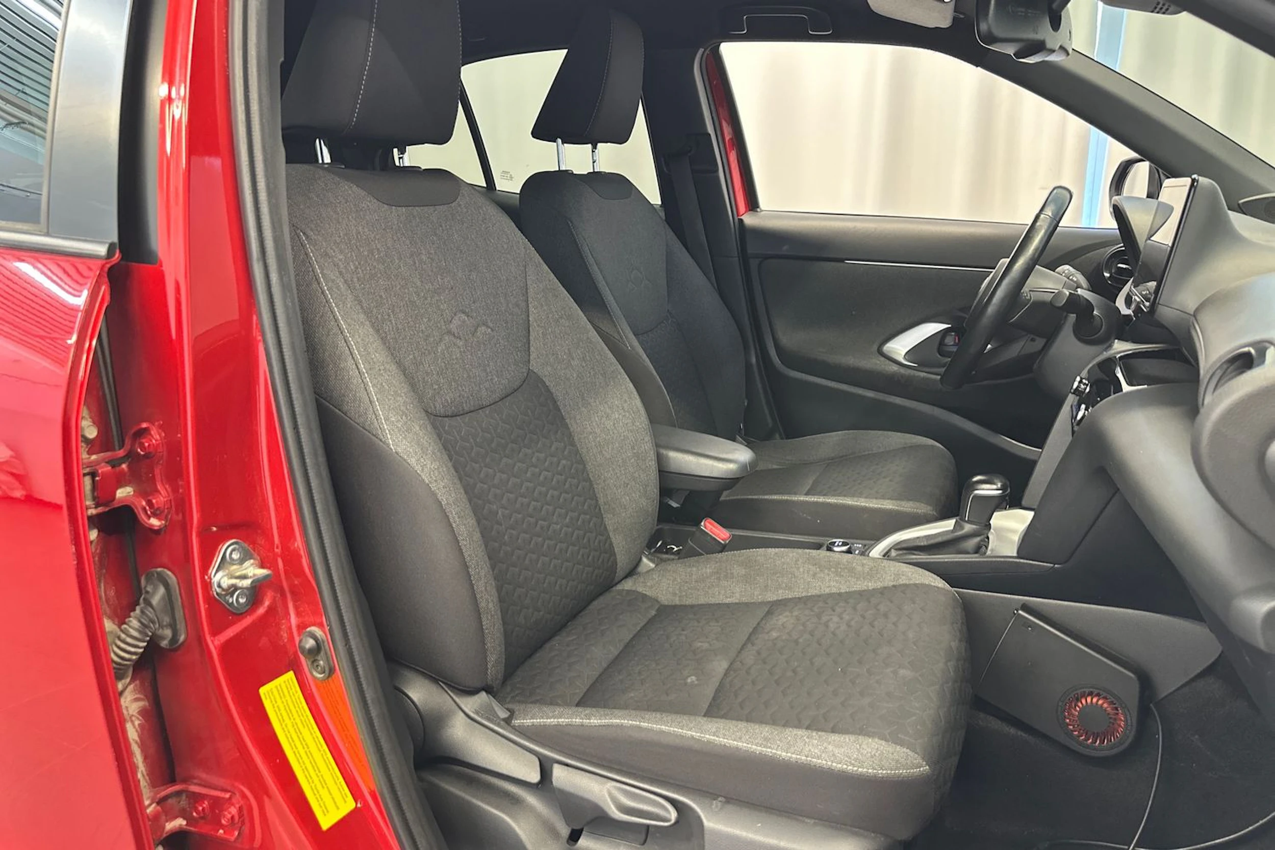 punainen Toyota Yaris Cross 2022 kuva 11.