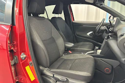 punainen Toyota Yaris Cross 2022 kuva 11.
