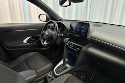 punainen Toyota Yaris Cross 2022 kuva 12.
