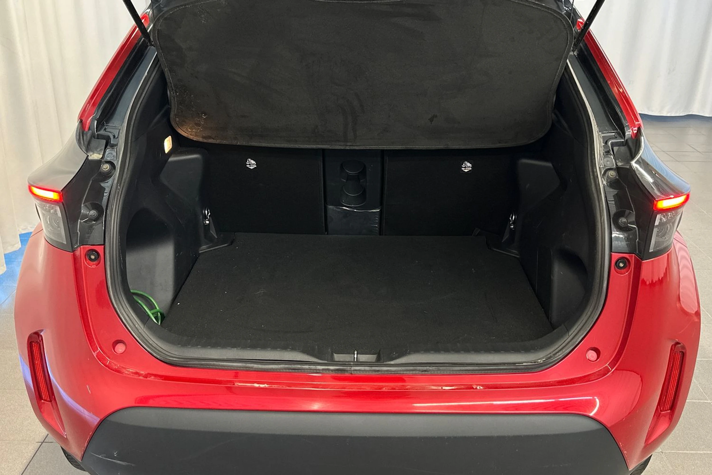 punainen Toyota Yaris Cross 2022 kuva 13.