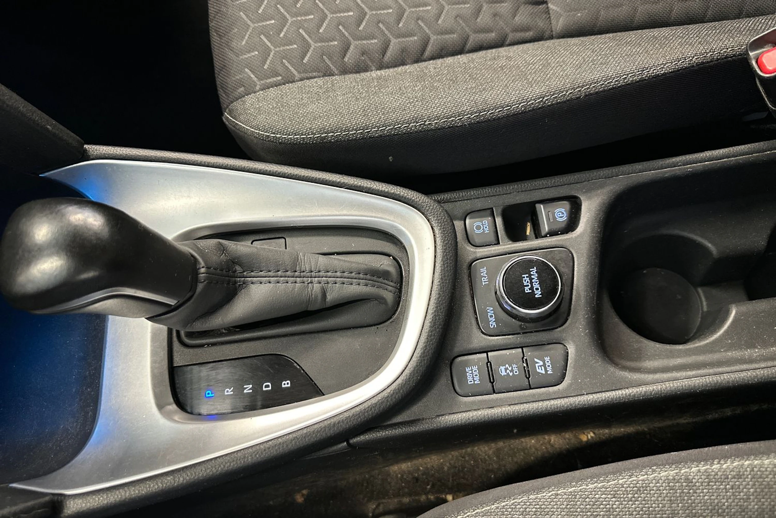 punainen Toyota Yaris Cross 2022 kuva 19.