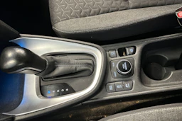 punainen Toyota Yaris Cross 2022 kuva 19.