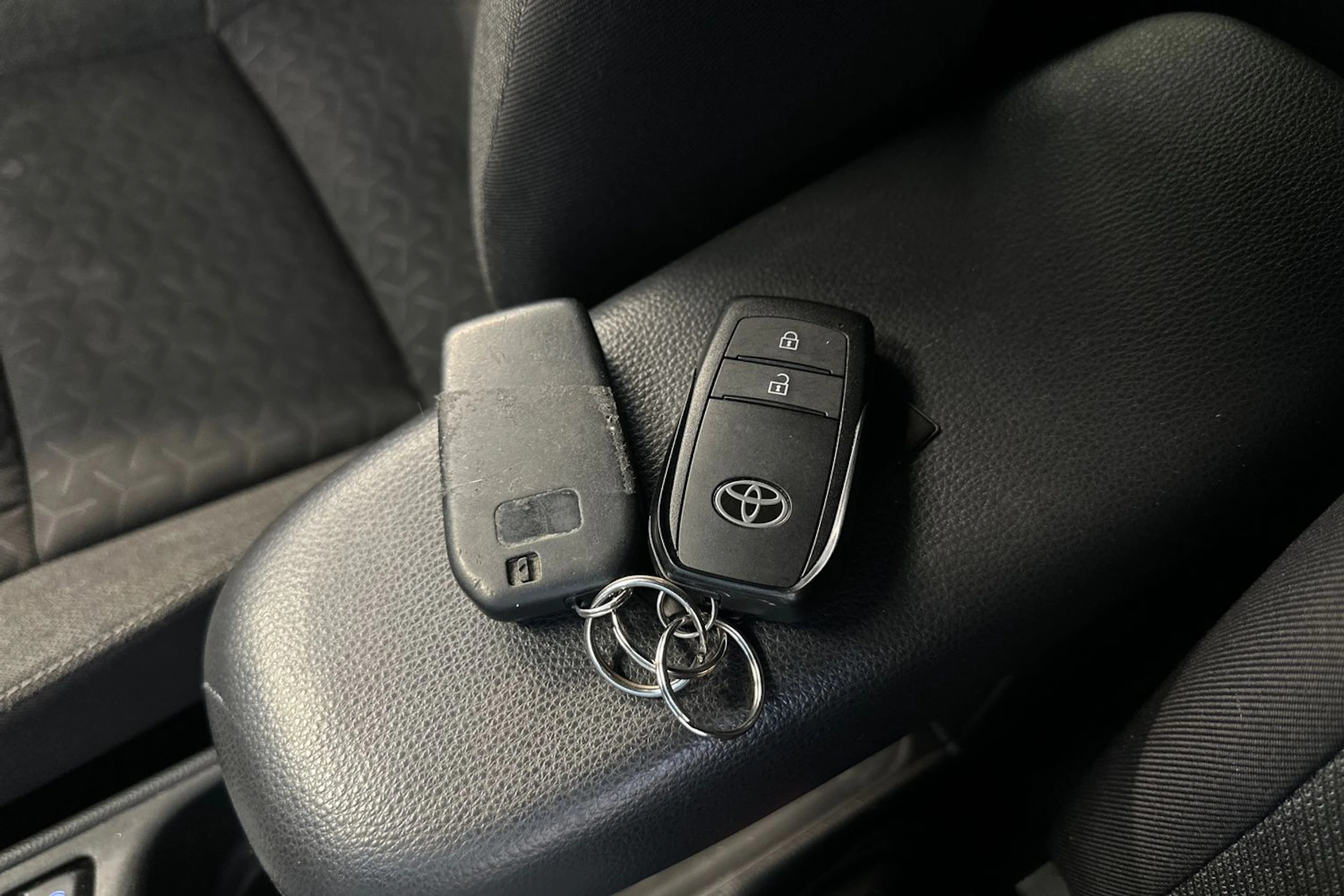 punainen Toyota Yaris Cross 2022 kuva 26.