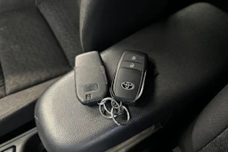 punainen Toyota Yaris Cross 2022 kuva 26.