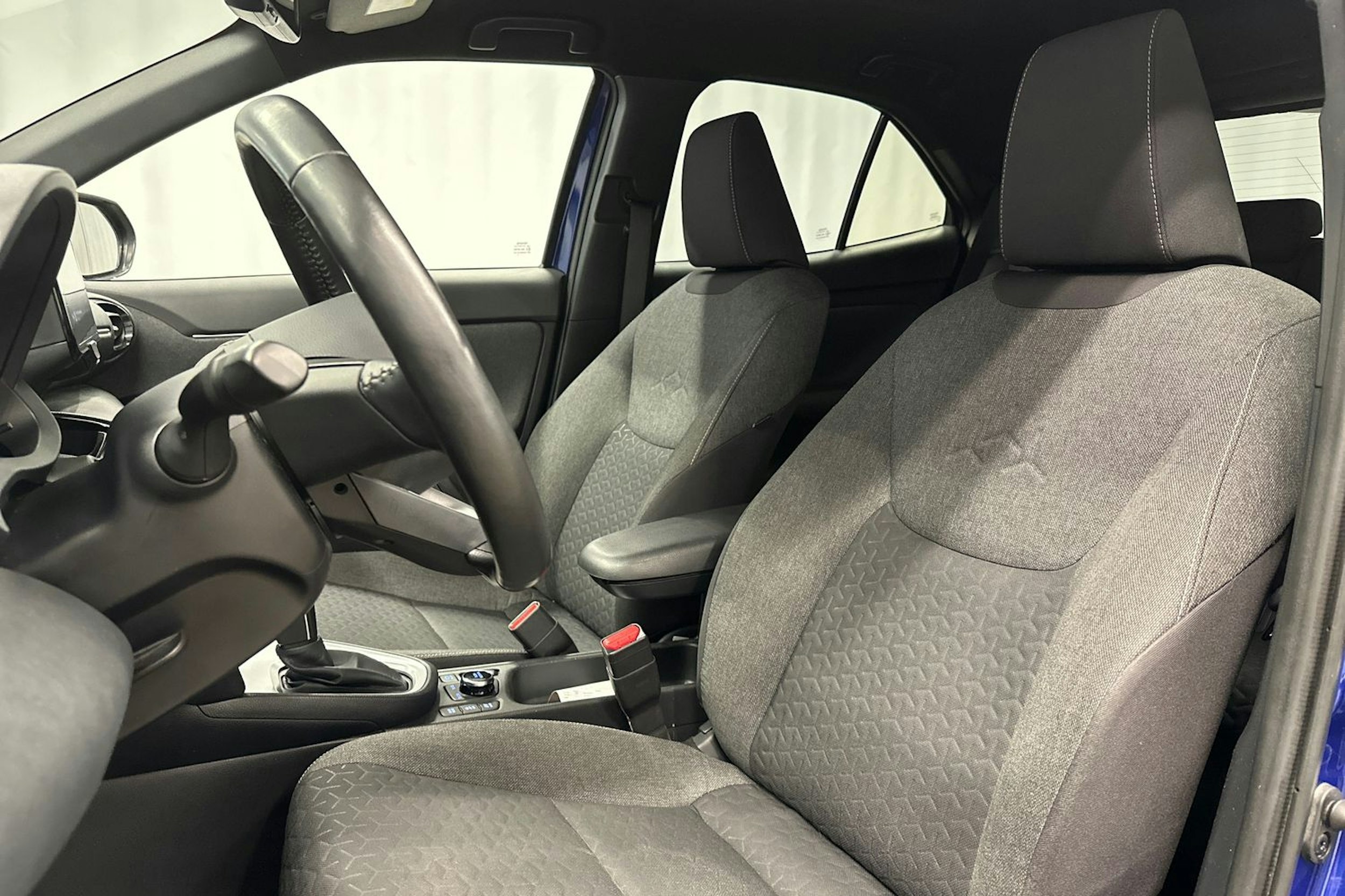 sininen Toyota Yaris Cross 2022 kuva 16.