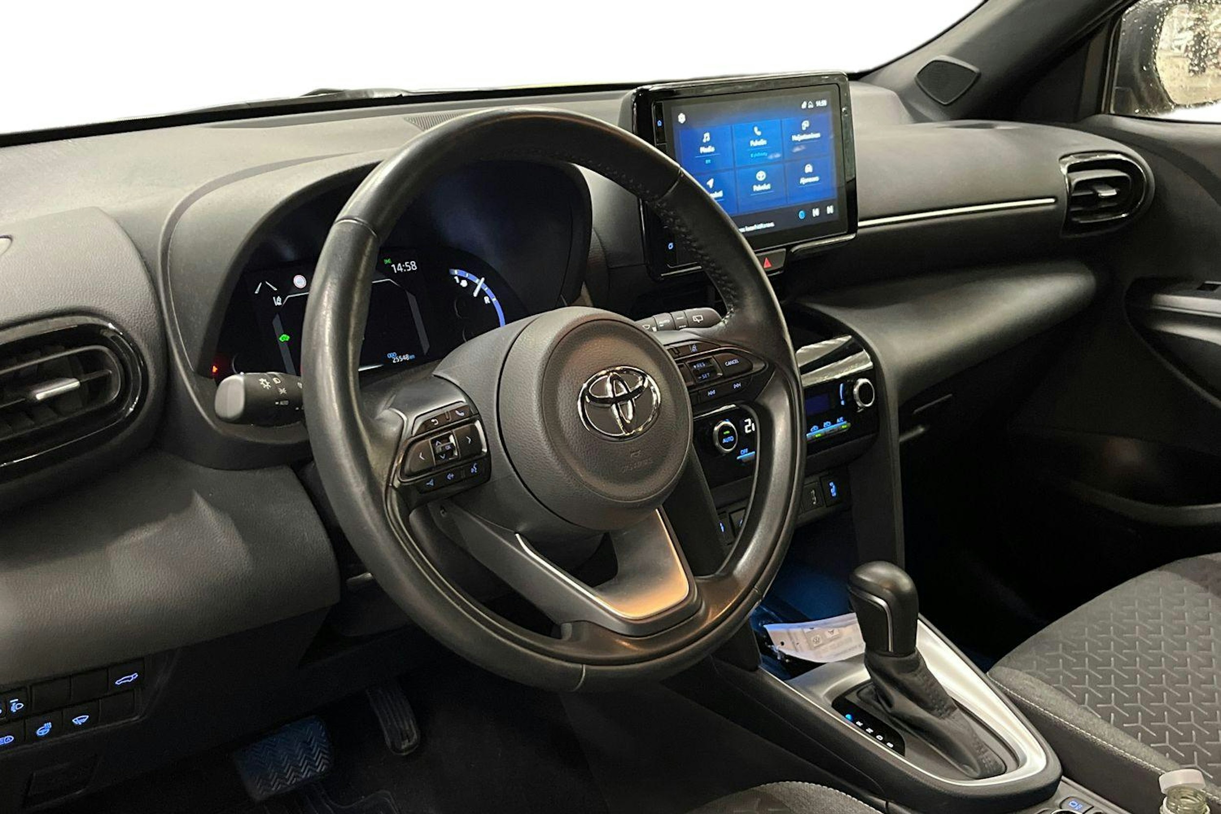 Keltainen Toyota Yaris Cross 2022 kuva 3.