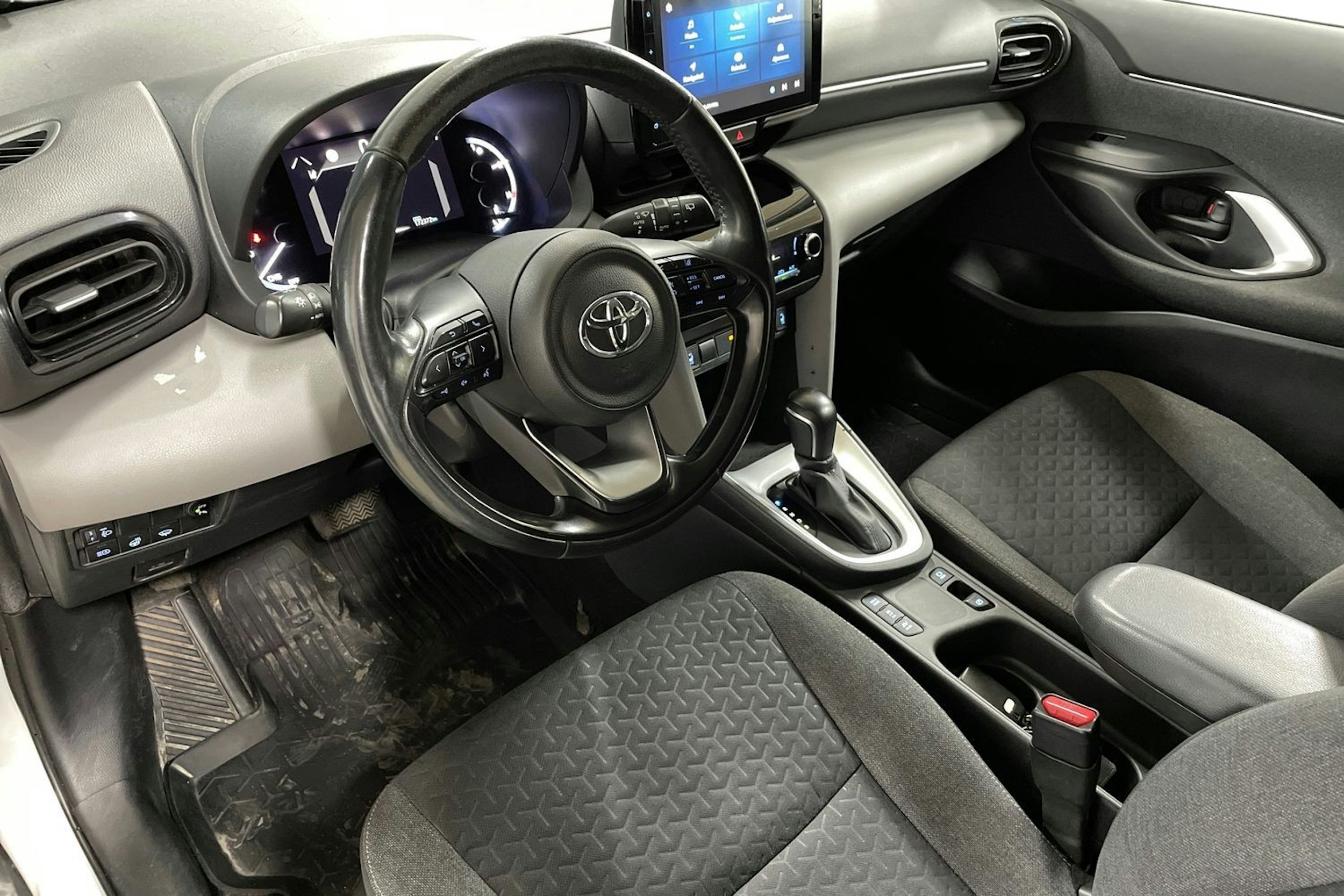 valkoinen Toyota Yaris Cross 2022 kuva 7.