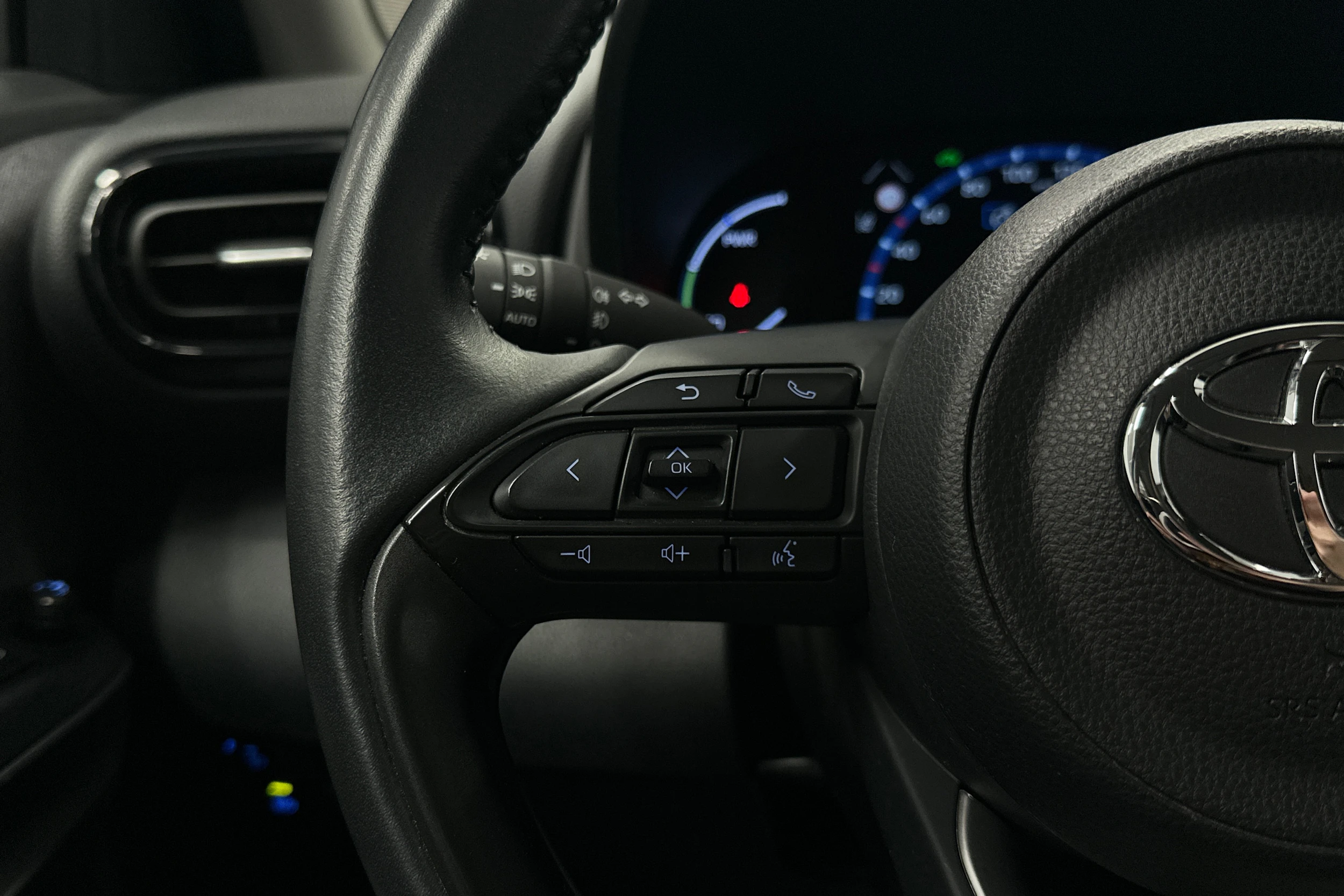 valkoinen Toyota Yaris Cross 2023 kuva 11.