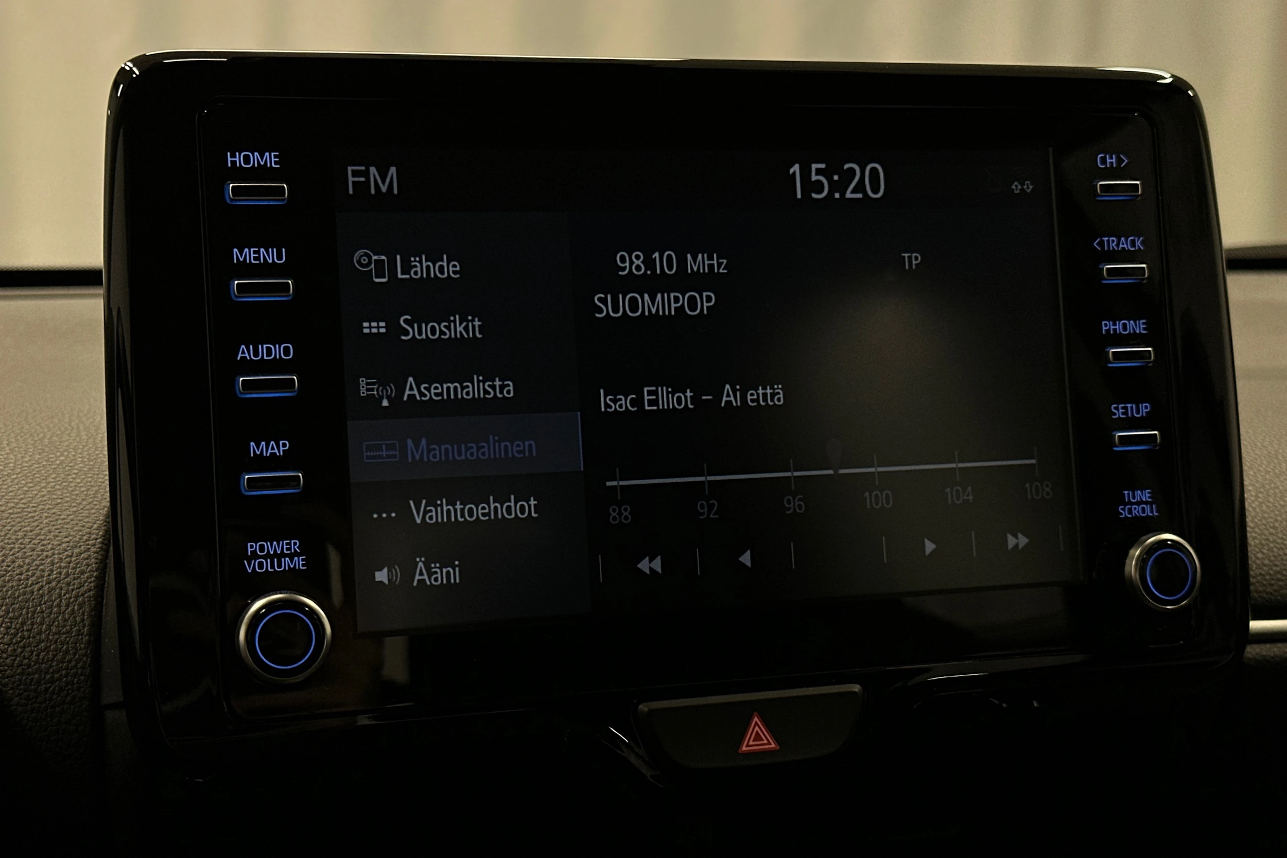 valkoinen Toyota Yaris Cross 2023 kuva 17.