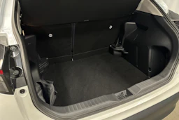 valkoinen Toyota Yaris Cross 2023 kuva 22.