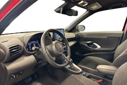 punainen Toyota Yaris Cross 2023 kuva 3.