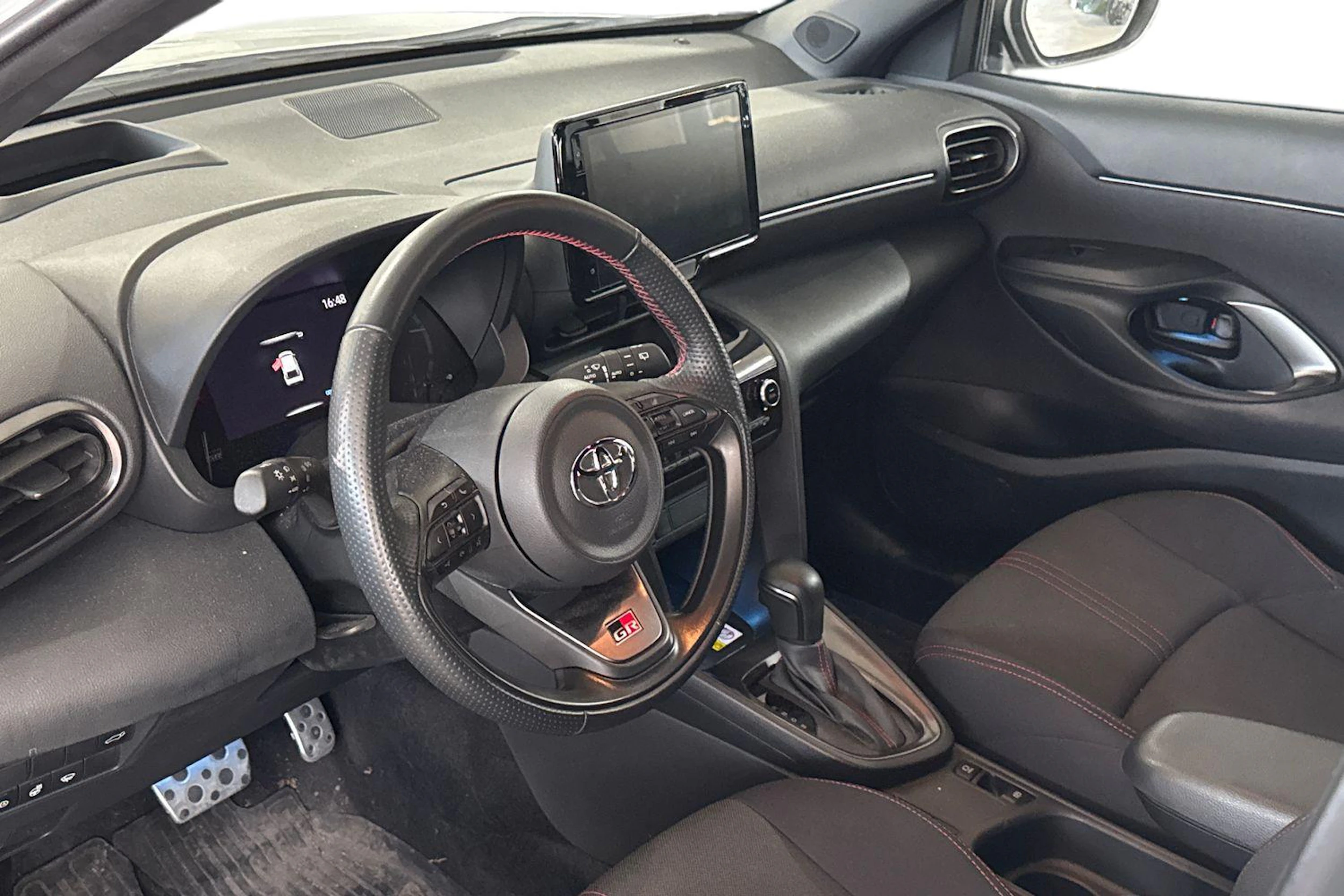 Valkoinen Toyota Yaris Cross 2023 kuva 3.