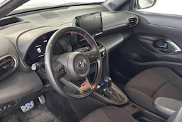 Valkoinen Toyota Yaris Cross 2023 kuva 3.