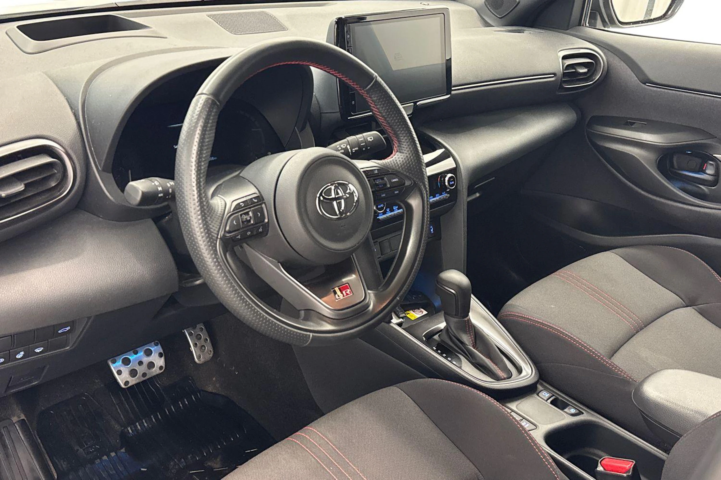 Valkoinen Toyota Yaris Cross 2023 kuva 8.