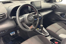 Valkoinen Toyota Yaris Cross 2023 kuva 8.