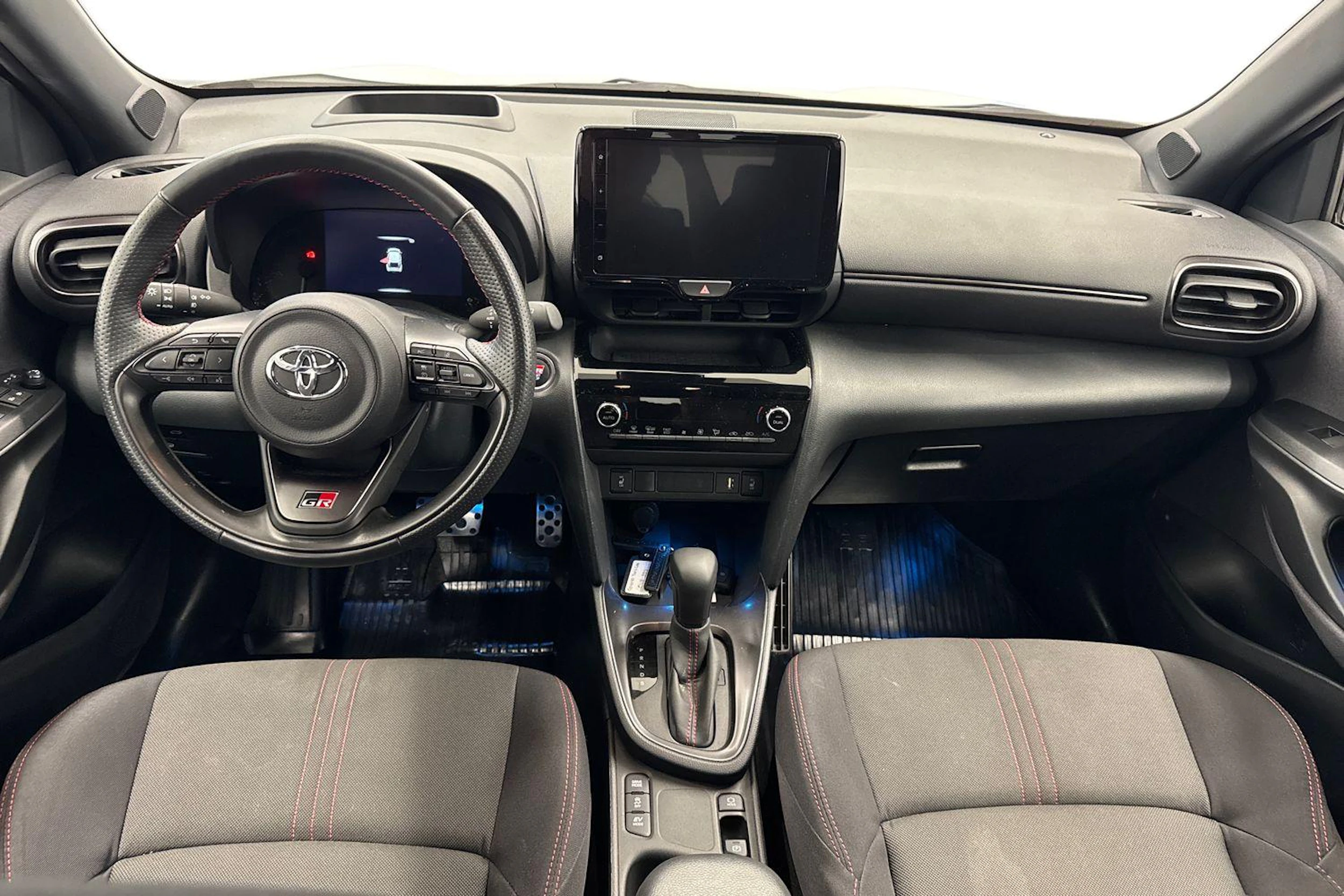 Valkoinen Toyota Yaris Cross 2023 kuva 9.
