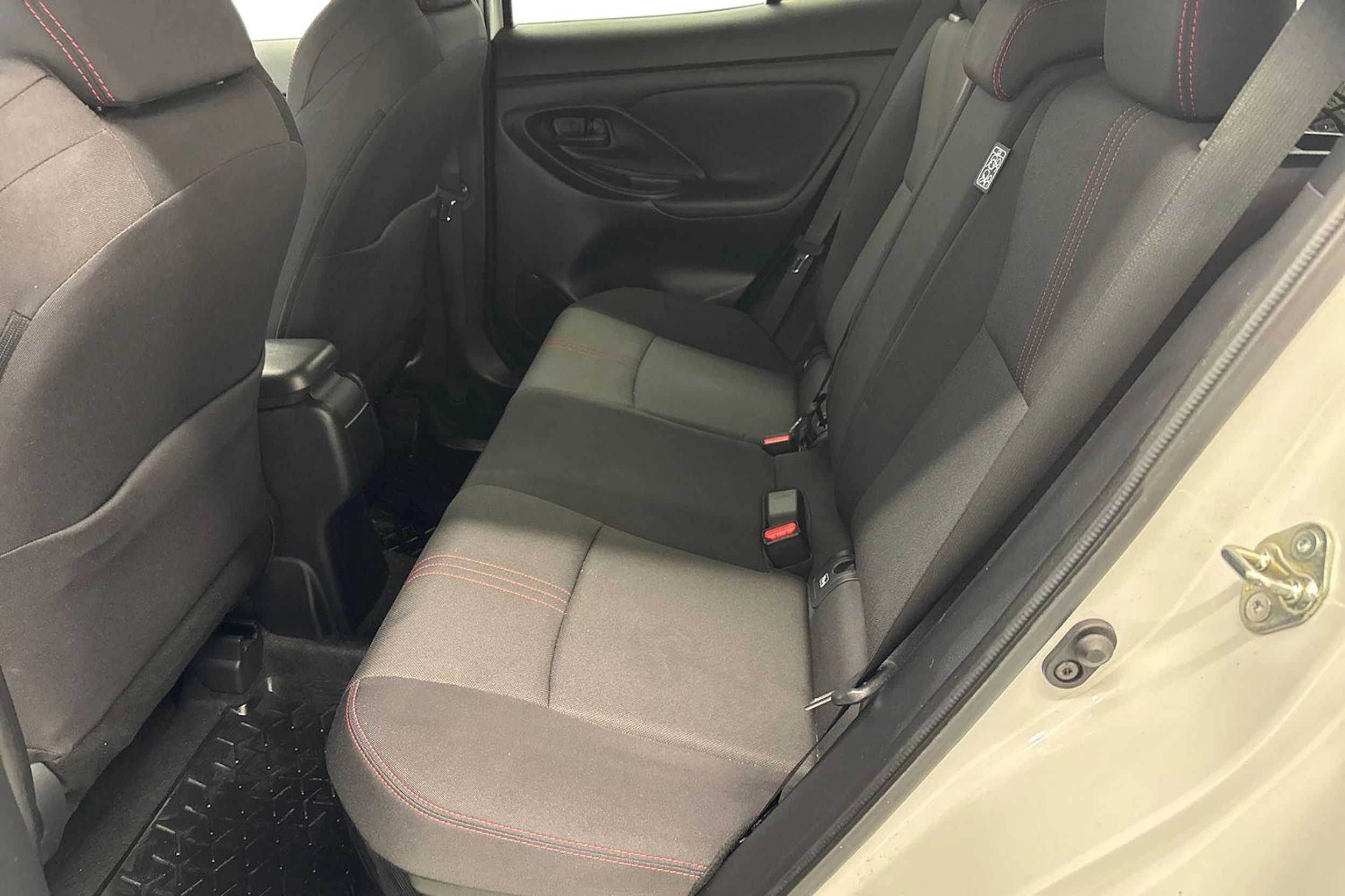 Valkoinen Toyota Yaris Cross 2023 kuva 11.
