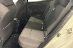 Valkoinen Toyota Yaris Cross 2023 kuva 11.