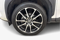 Valkoinen Toyota Yaris Cross 2023 kuva 12.