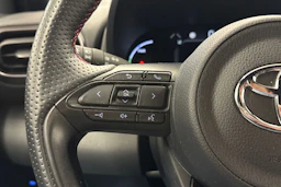 Valkoinen Toyota Yaris Cross 2023 kuva 18.