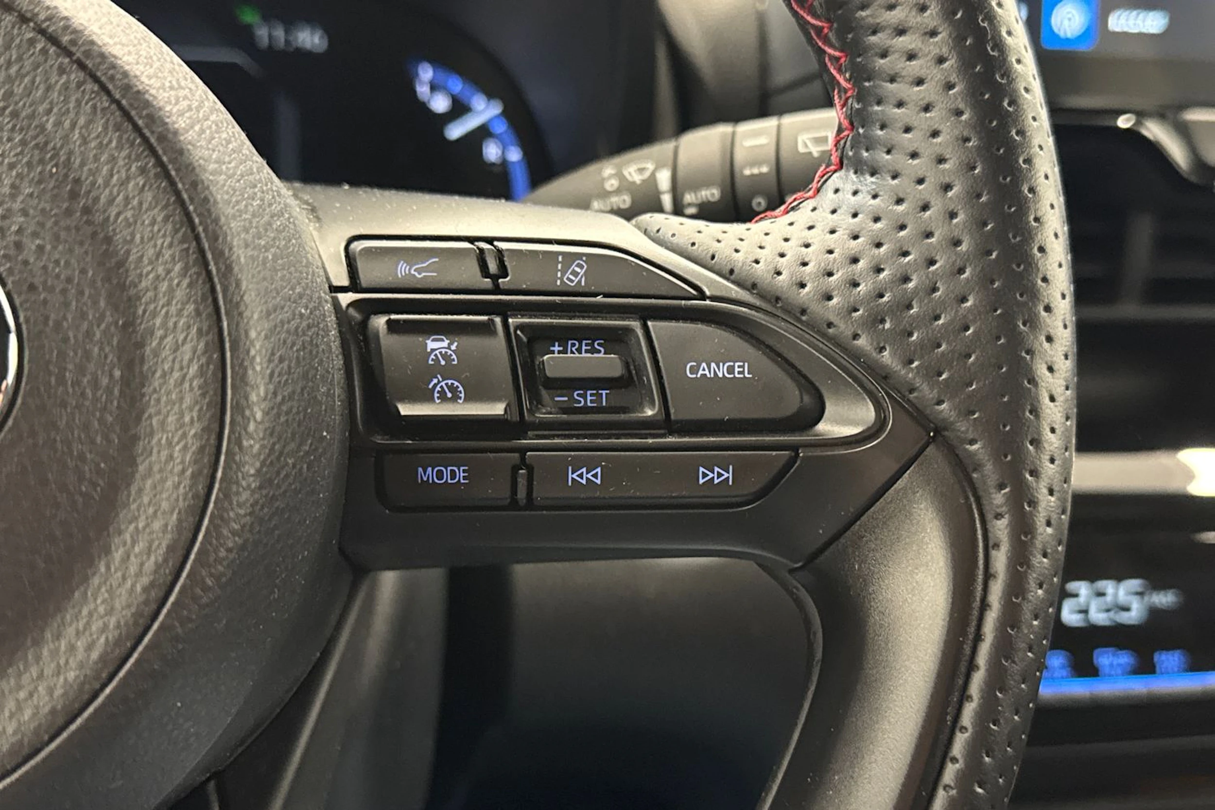 Valkoinen Toyota Yaris Cross 2023 kuva 19.