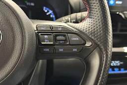 Valkoinen Toyota Yaris Cross 2023 kuva 19.