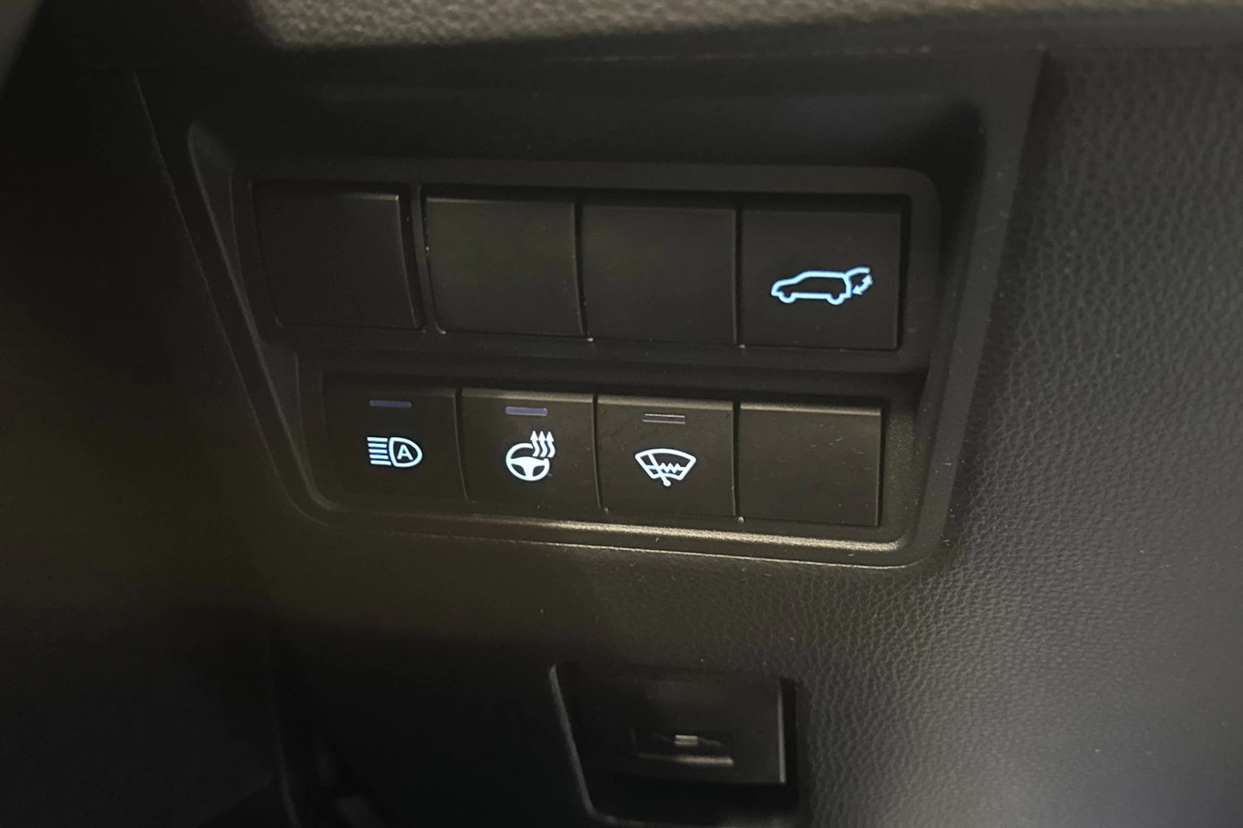 Valkoinen Toyota Yaris Cross 2023 kuva 26.