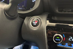 Valkoinen Toyota Yaris Cross 2023 kuva 27.