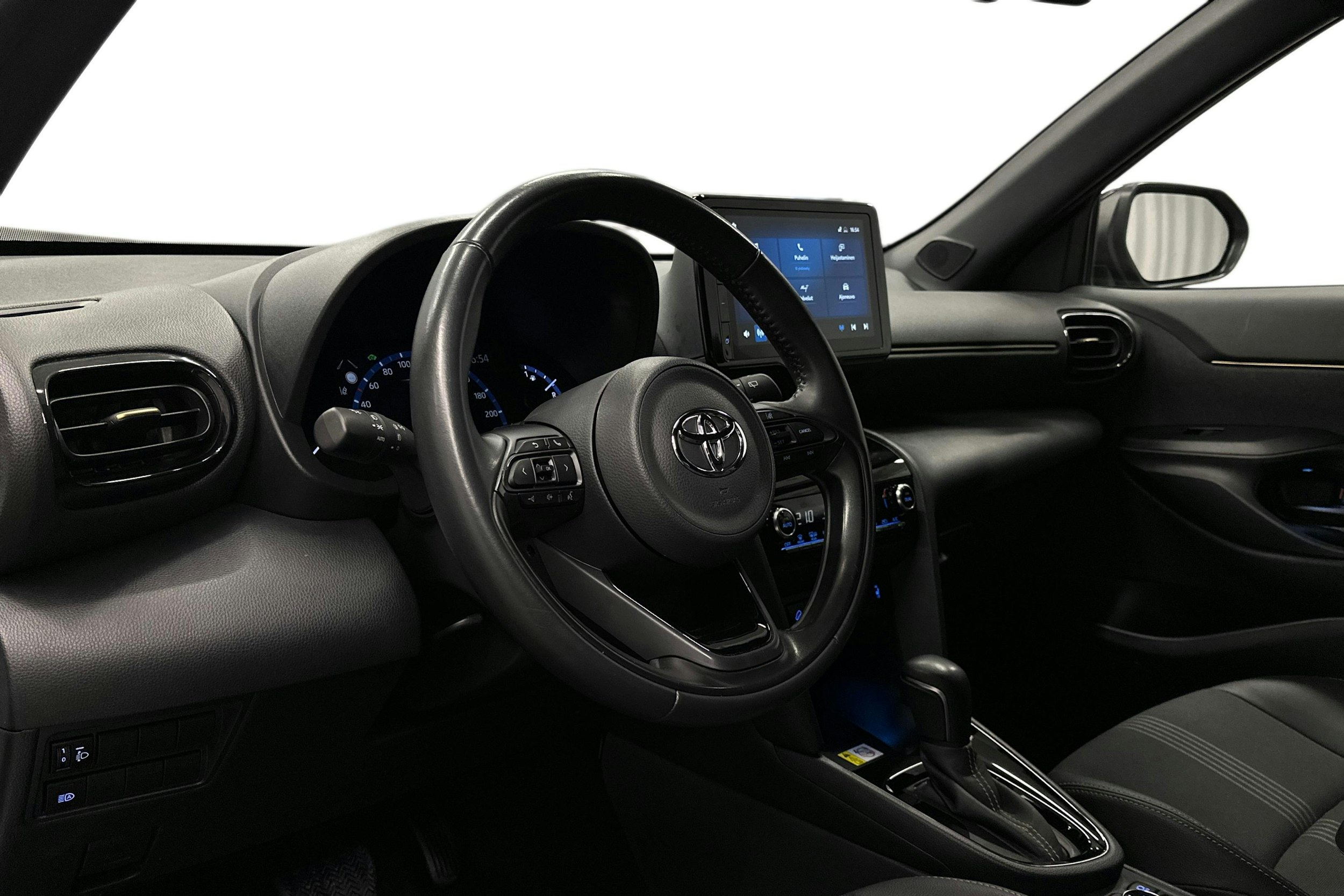 harmaa Toyota Yaris Cross 2023 kuva 7.