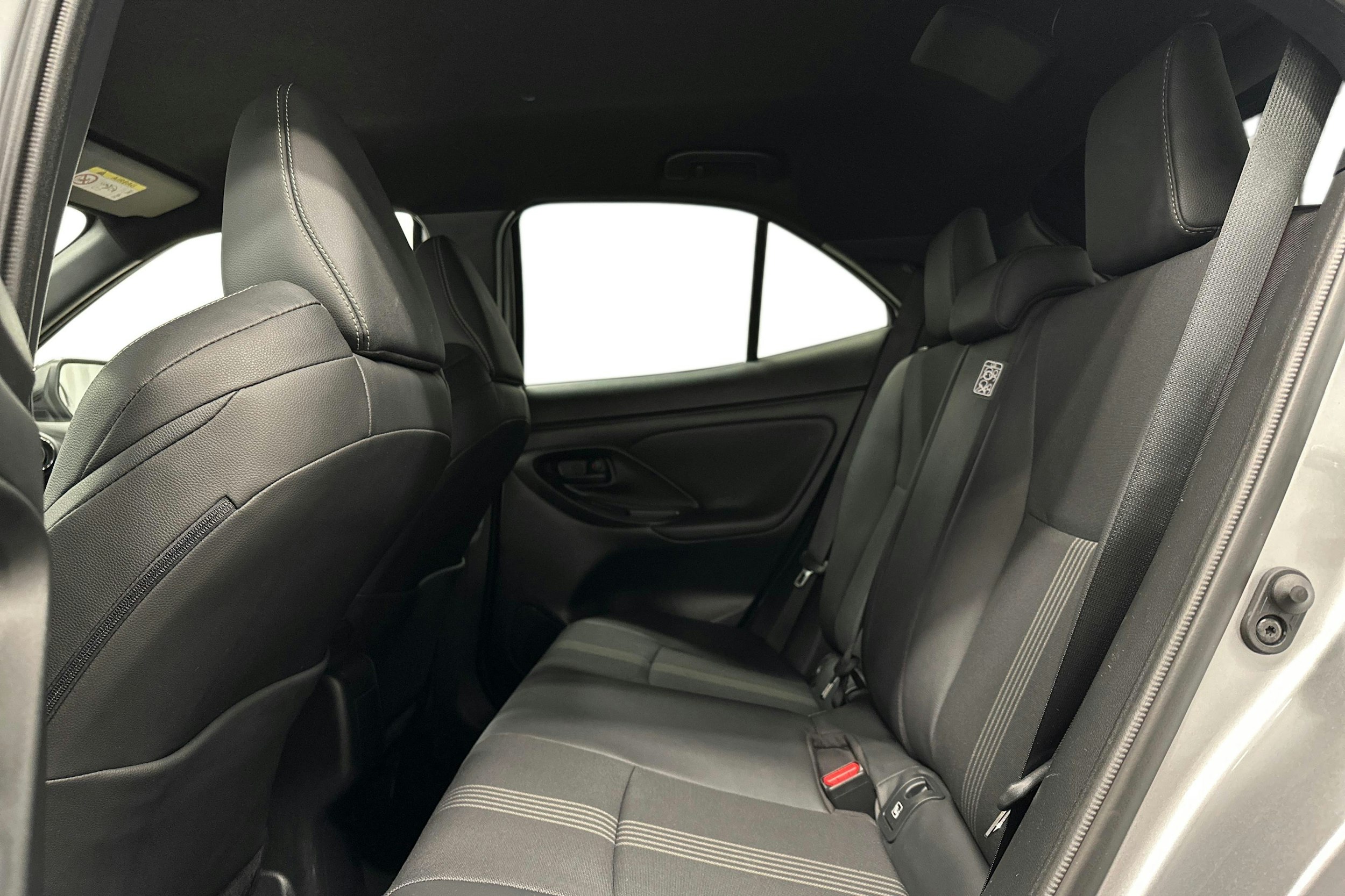 harmaa Toyota Yaris Cross 2023 kuva 10.