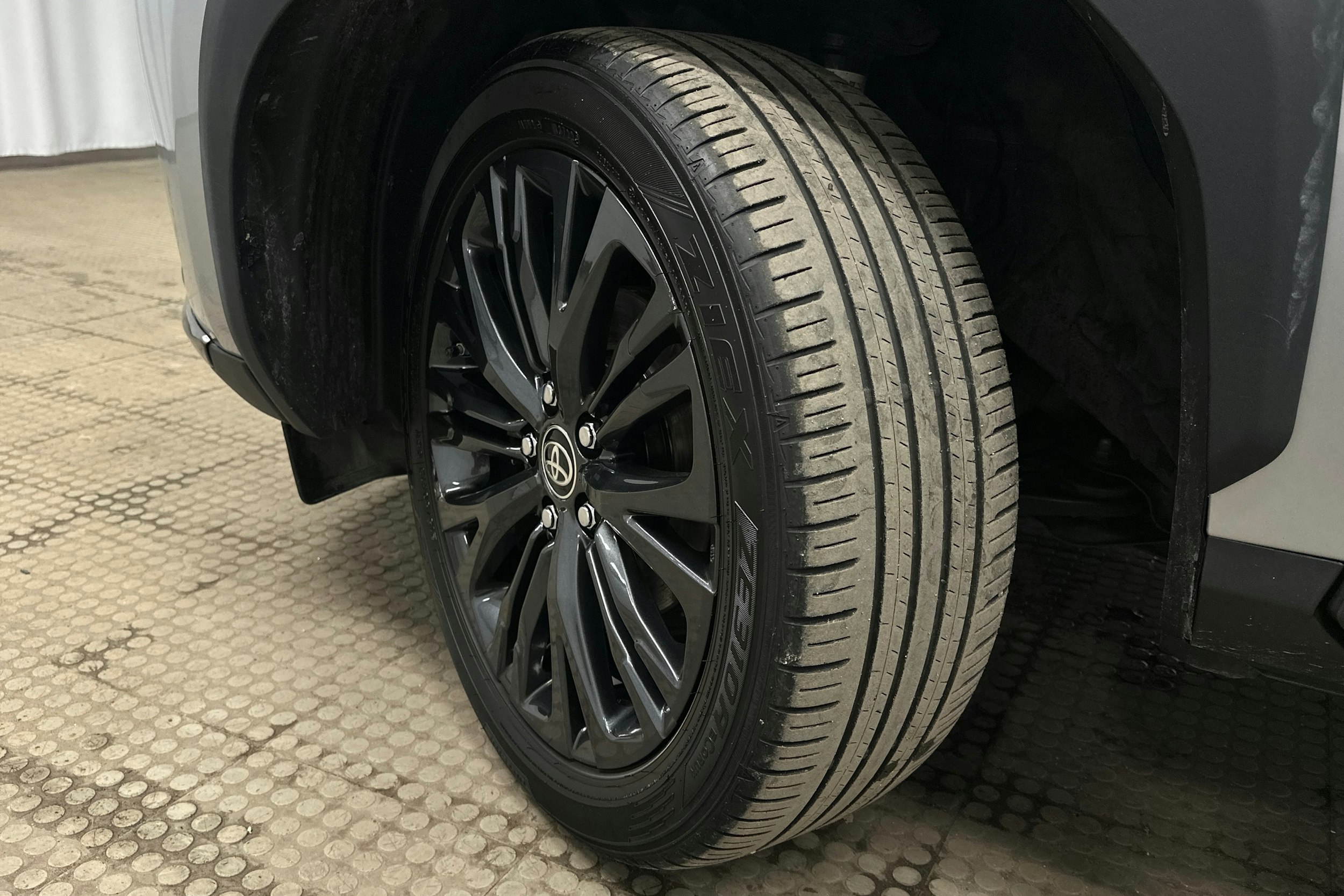 harmaa Toyota Yaris Cross 2023 kuva 13.