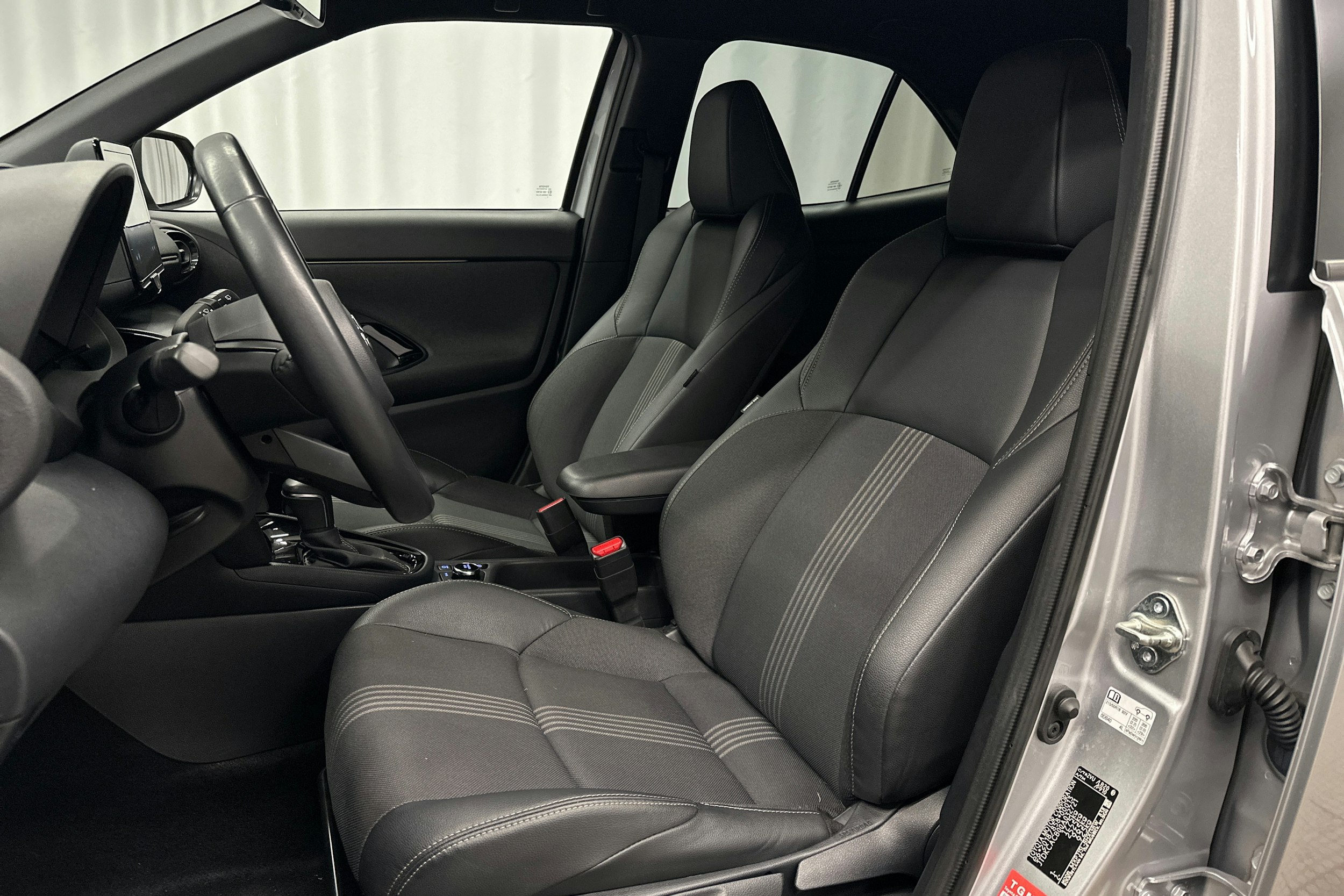 harmaa Toyota Yaris Cross 2023 kuva 15.