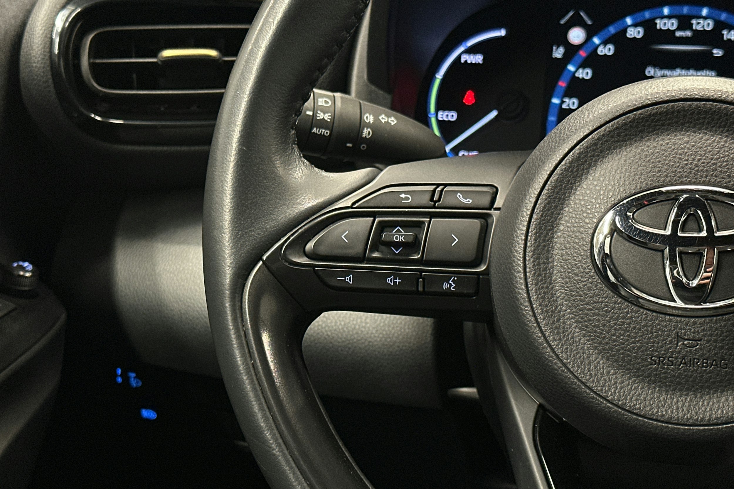 harmaa Toyota Yaris Cross 2023 kuva 17.