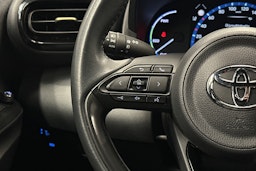 harmaa Toyota Yaris Cross 2023 kuva 17.